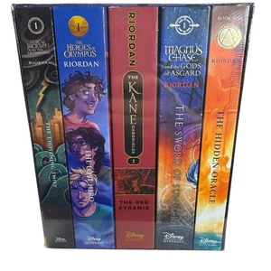 Read Riordan Rick Riordan Paperback Novel 5 Book Box Set Collection New Sealed - Foto 1 di 6