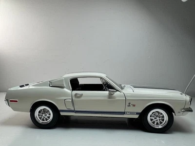 Литая модель Ford Shelby GT 500K 1968 года в масштабе 1:18 Road Signature - Изображение 1 из 4