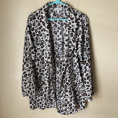 Jaqueta feminina DANA BUCHMAN comprimento médio leopardo manga 3/4 frente aberta; tamanho  GG - Imagem 1 de 4