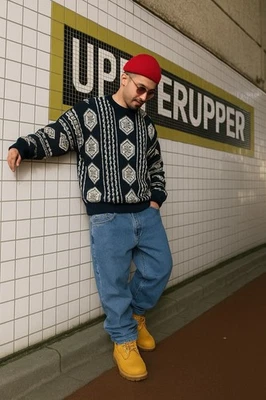 Suéter masculino vintage anos 90 geométrico estampa total azul marinho gola redonda G - pequeno furo - Imagem 1 de 4