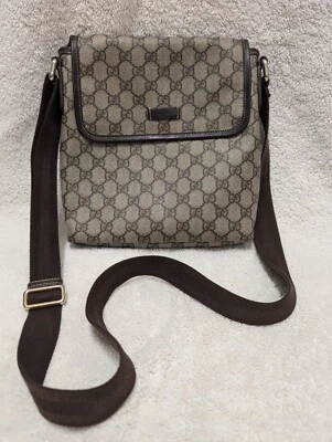 Auténtico bolso bandolera pequeño con monograma Gucci GG Supreme con solapa Foto 1 de 4