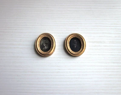2 Quadri Ovali Casa Bambole 1:12-Cornice Oro-Antenati-3,5x2,7 cm Cadauno-Vintage - Immagine 1 di 4