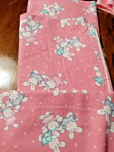 STOFFREST MITTELSCHWER ROSA BAUMWOLLE MIT KANINCHEN, GEFÜTTERT 3 STÜCK 1 YD X 17-18" - Bild 1 von 3