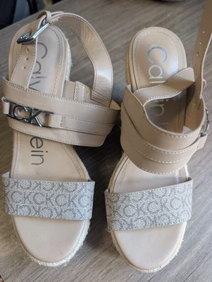 Sandalia para mujer Calvin Klein Kanova cuña tostada/beige con tiras tono cromado ribete 5M Foto 1 de 4