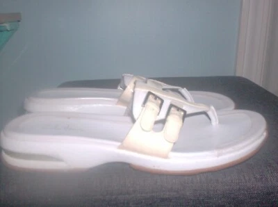 Cole Haan 8.5B 码白色漆皮 Beatrix 凉鞋丁字裤扣人字拖 — 第 1/3 张图片