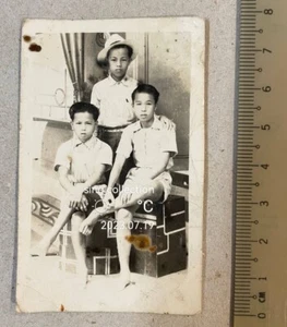 1949 Chino niño tres hermanos foto de estudio - Imagen 1 de 2