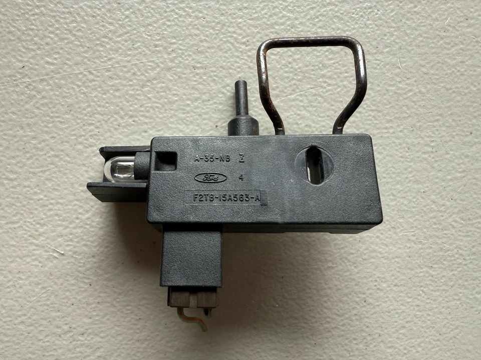 Luz de guantera Ford F-150 F-250 F-350 Bronco 1992-1996 F2 TB-15A563-A OEM A17 #3 Foto 1 de 3