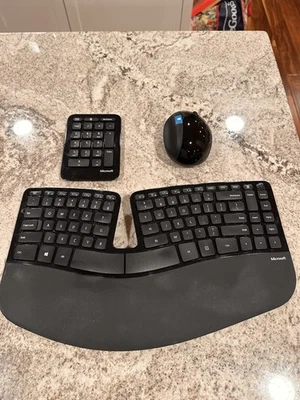 Combo de teclado y mouse inalámbricos ergonómicos Microsoft con Numpad Foto 1 de 4