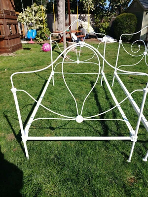 Marco de cama doble victoriano antiguo de metal fundido: uno disponible, reformado: perfecto Foto 1 de 4