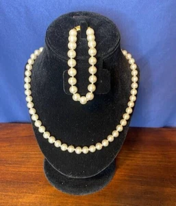 Vintage Kunstcremeweiße perlweiße Halskette und Armband Set mit goldenem Verschluss - Bild 1 von 8