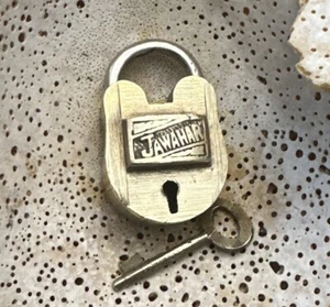 Vintage JAWAHAR Messing Vorhängeschloss Schloss mit Schlüssel KOSTENLOSER VERSAND - Bild 1 von 5