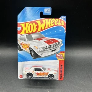 2025 Hot Wheels weiß 67 Ford Mustang Coupe damals und heute #121 - Bild 1 von 3