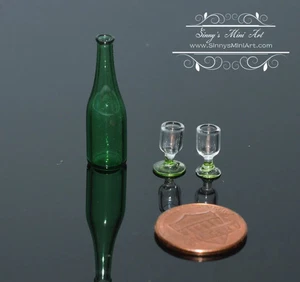 Decantador de vidrio verde en miniatura 1:12 para casa de muñecas con dos vasos BD HB515 - Imagen 1 de 1