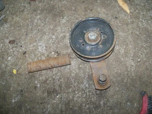 John Deere 316 318 322 330 332, 50" Deck Umlenkrolle Spannarm Montage - Bild 1 von 1