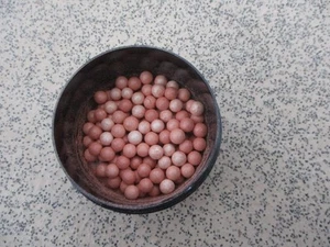 Avon Face Pearls Product no.C0240314 New & Boxed (shabby) ***Discontinued*** - Picture 1 of 7