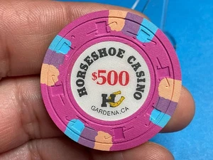 $500———HORSESHOE CASINO——-GARDENA CALIFORNIA CASINO CHIP———-Z—3838 - Foto 1 di 3