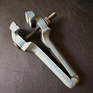 VINTAGE ALUMINIUM JEWELLERS WATCHMAKERS HAND HELD VICE TOOL VISE MADE IN JAPAN - Picture 1 of 9