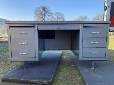 Винтажный современный металлический стол-цистерна середины века в стальном корпусе с патиной - Изображение 1 из 4