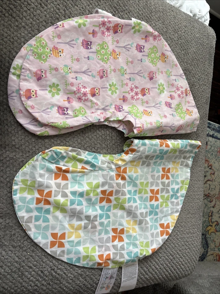 Conjunto de 2 capas de travesseiro de enfermagem Boppy -Corujas rosa com flores e formas de cata-vento - Imagem 1 de 4