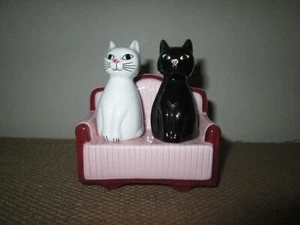 Vintage Five & Dime Inc 3 Stück Keramik Salz + Pfefferstreuer Paar Katzen auf einem Sofa - Bild 1 von 16