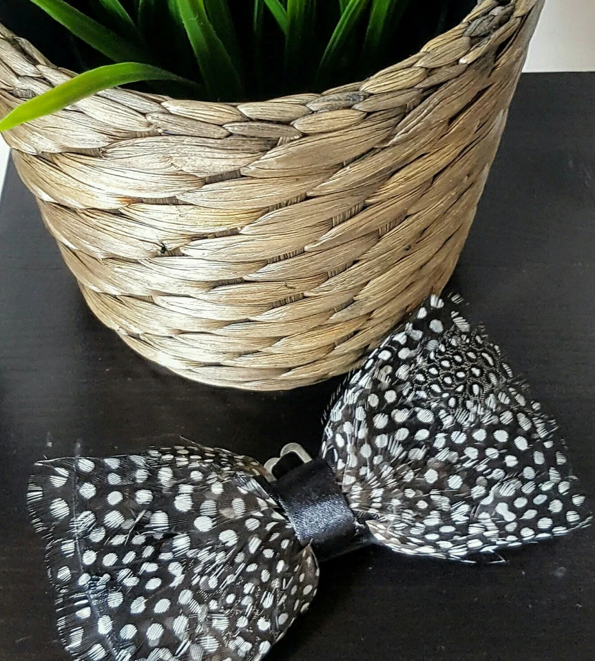 Corbata de moño genuina de plumas manchas blancas y negras de gallina de Guinea real  Foto 1 de 1