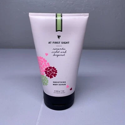 Exfoliante corporal suavizante de bergamota violeta Victorias Secret At First Sight 7 oz Foto 1 de 4
