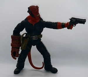 Mezco HELLBOY Stealth Black Suit 7" Actionfigur seltene Variante - Bild 1 von 2