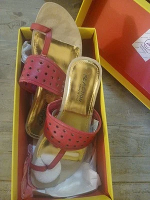 Sandalias Reaction Kenneth Cole 7,5 rosa oscuro y dorado Foto 1 de 3