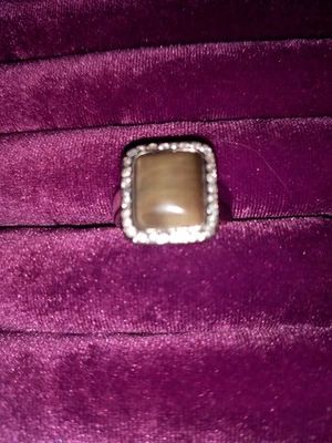 Anillo de 8 enchapado en oro con ojo de tigre/estrería Monet firmado de colección Foto 1 de 4