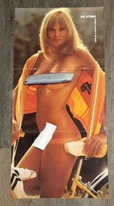 Sexy Pin-Up Klappfoto von Blondine auf Vintage Schwinn Fahrrad - Bild 1 von 1