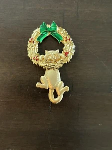 Vintage JJ Cat Hanging From The Wreath Holiday Goldtone Enamel Christmas Pin - Picture 1 of 4