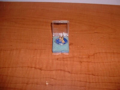 ВИНТАЖНЫЙ ОРИГИНАЛЬНЫЙ 1962 BALTIMORE COLTS ФУТБОЛ BALFOUR ПРЕСС ЗНАЧОК С КОРОБКОЙ - Изображение 1 из 4