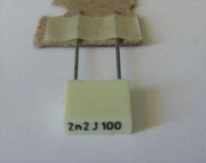 Condensadores de película de poliéster metalizado 50 piezas, 0,0022 uF, (2,2 nF) 100 V, de Kemet - Imagen 1 de 1
