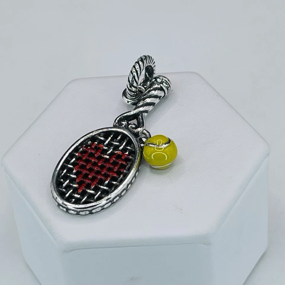 Brighton Love 网球拍小饰品带黄色球退役红色心形细节 — 第 1/4 张图片