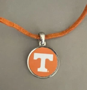 Collar con dije redondo de voluntarios de Tennessee con licencia de la NCAA desde el corazón - Imagen 1 de 2