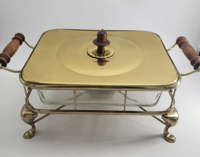 Plato de frotamiento vintage Pyrex tono dorado con tapa asas de madera Foto 1 de 4