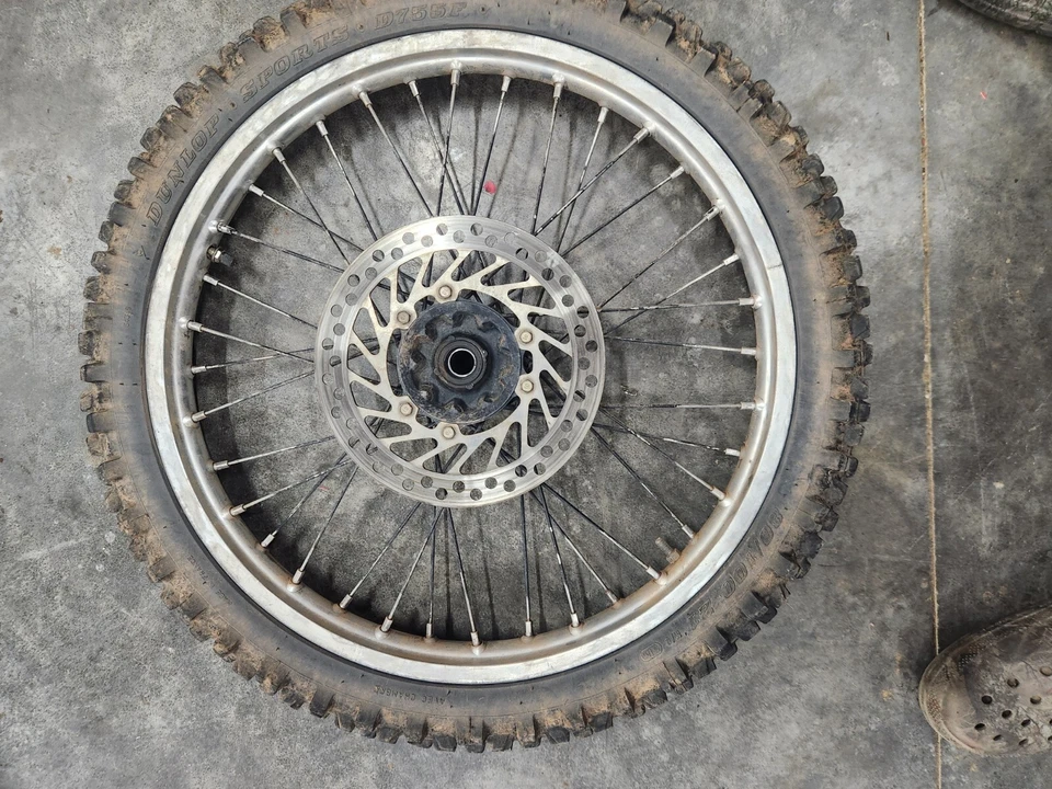 Llanta delantera Honda CR250R 1997 con neumático 44650-MAC-680 Foto 1 de 4