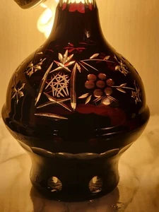 Böhmischer geschliffener Kristall Karaffe und Weinglas dunkellila und rot  - Bild 1 von 12