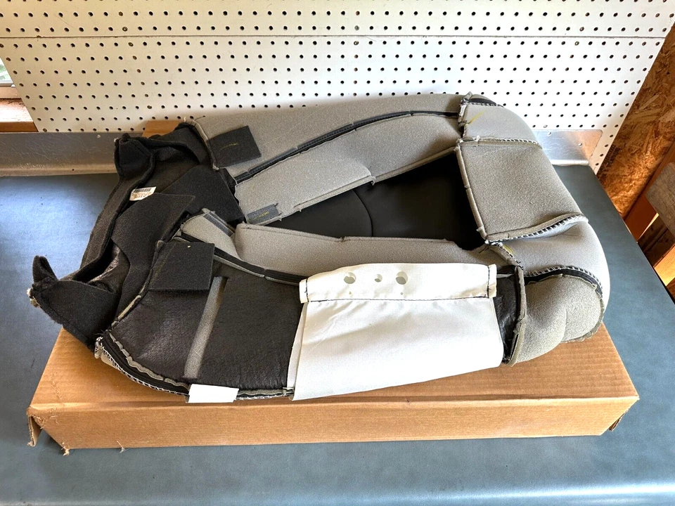 Capa almofada traseira assento motorista GM OEM NOS 25949704 2007-2008 Saturn Outlook - Imagem 1 de 4