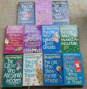 lot 11 THE CAT WHO Lilian Jackson Braun Played Post Office Ghost Detective Book - Picture 1 of 4