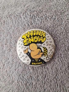 Vintage Ski Doo Think Snow Pinback Button Schneemobil 1 3/4" *lesen* - Bild 1 von 2