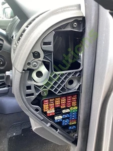 VOLKSWAGEN POLO S MK4 (9N3) 2005-2007 Fuse Box In Dashboard - Picture 1 of 6