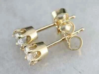 Aretes de diamantes de corte redondo de 1 quilate creados en laboratorio chapados en oro amarillo de 14 k en plata Foto 1 de 4