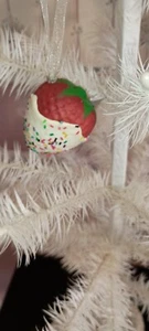 KURT ADLER -2" WHITE CHOCOLATE/MULTI COLORED SPRINKLES COVERED STRAWBERRY ORN - Picture 1 of 1