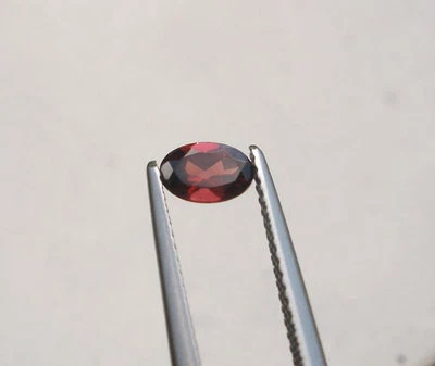 Red garnet oval loose faceted natural gem 6x4mm - Image 1 of 2