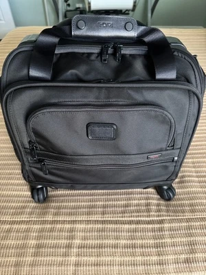 Duffel compacto Tumi Alpha 4 rodas preto novo com etiquetas 113668-1041 - Imagem 1 de 4