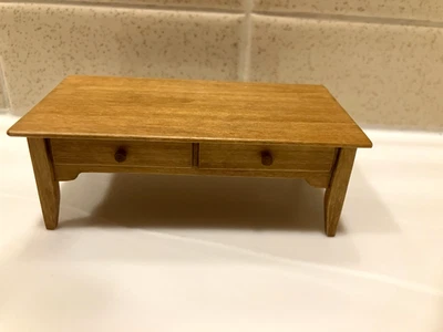 Mesa de centro de madera hecha a mano en miniatura para casa de muñecas 3 5/8" L x 2" W x 1 1/4" H 1:12 Foto 1 de 4