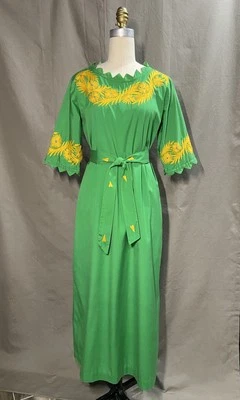 Vestido verde latinoamericano vintage años 70 bordado amarillo ribete triangular Foto 1 de 4