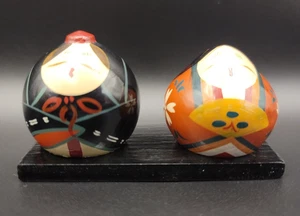 Coppia bambole Kokeshi giapponesi vintage Nakamura arte popolare 4 cm con supporto premio souvenir - Foto 1 di 13