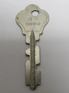 VINTAGE DIAMANT GEPÄCKSCHLOSS SCHLÜSSEL ?? (2 1/8") - Bild 1 von 2